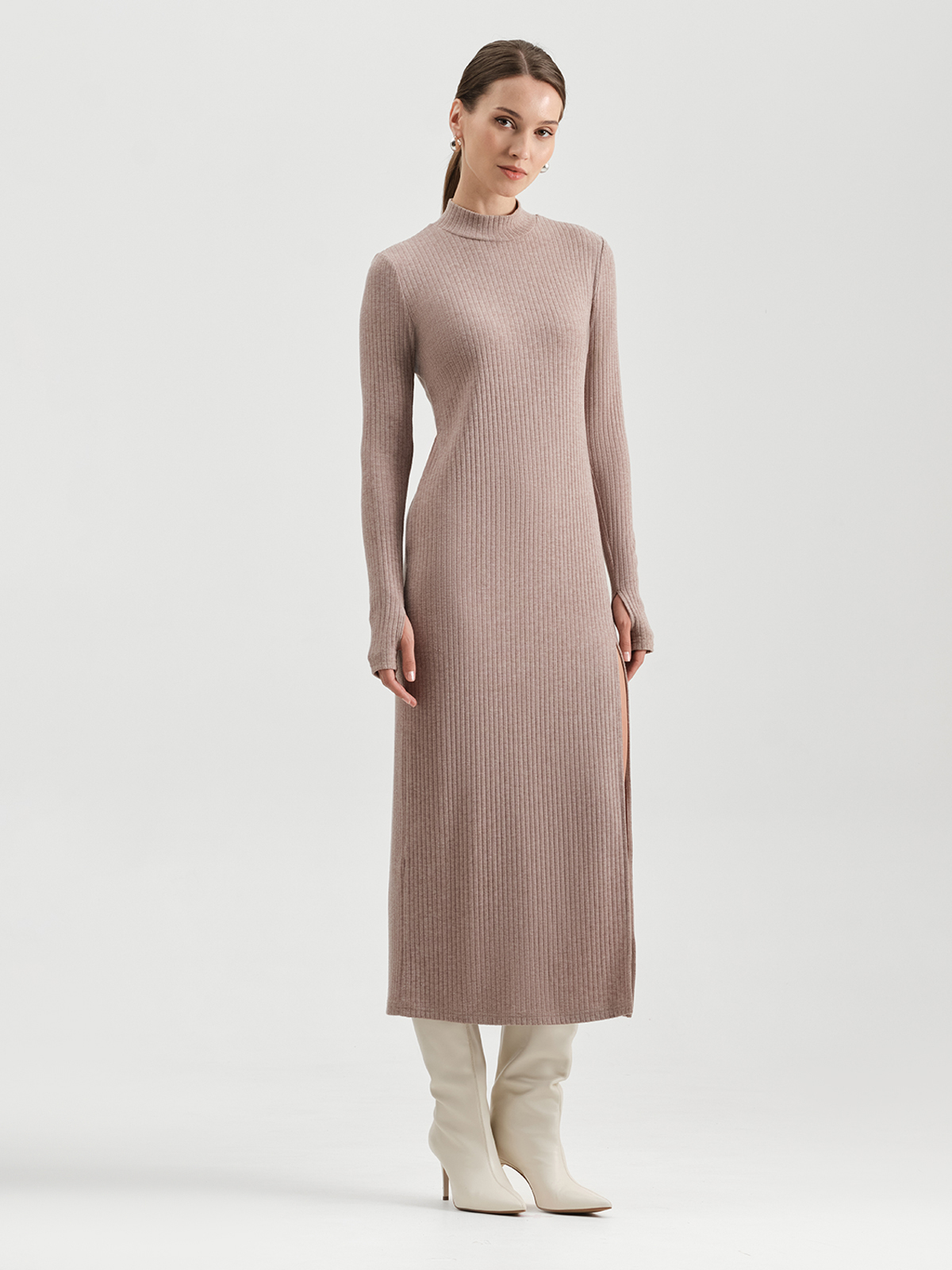 Трикотажное платье с разрезом