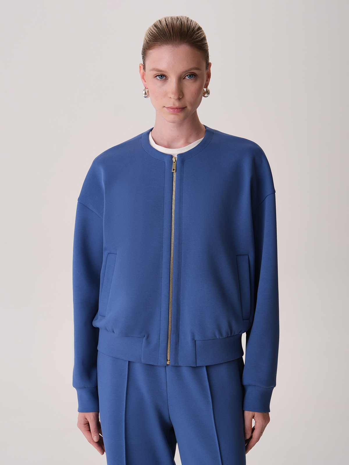 Бомбер объемного кроя