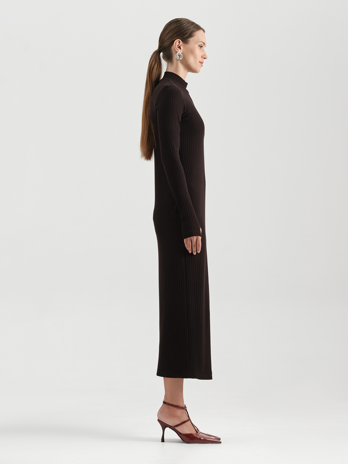 Трикотажное платье с разрезом