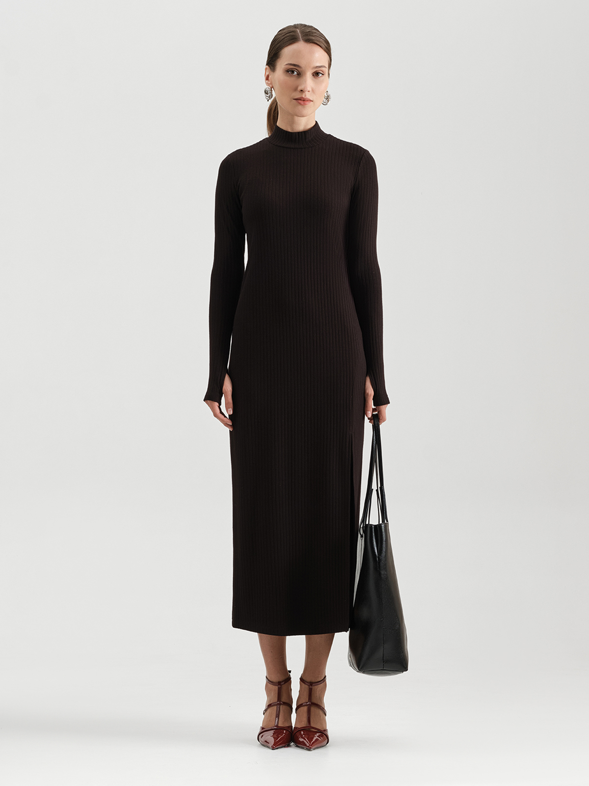 Трикотажное платье с разрезом