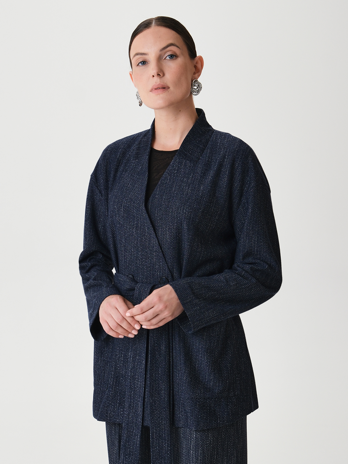 Трикотажный жакет на поясе Трикотажный жакет на поясе