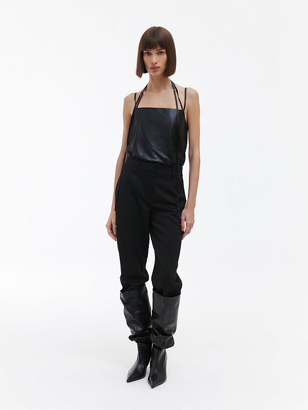 Блестящий топ на бретельках