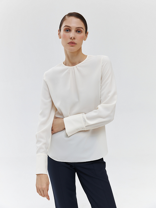 Тонкая блуза прямого кроя