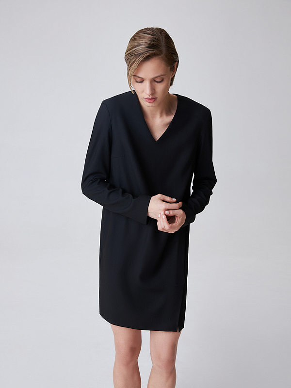 Короткое платье с длинным рукавом