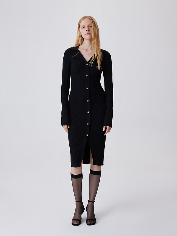 Трикотажное платье с разрезом