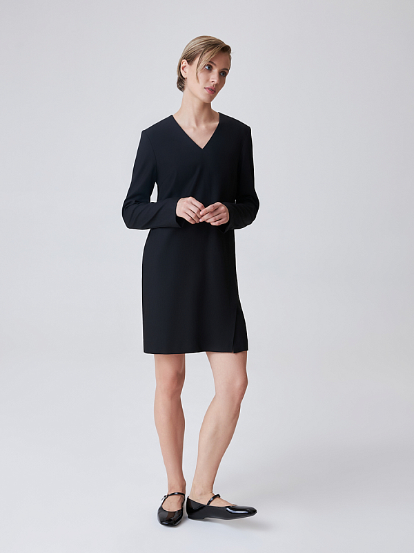 Короткое платье с длинным рукавом