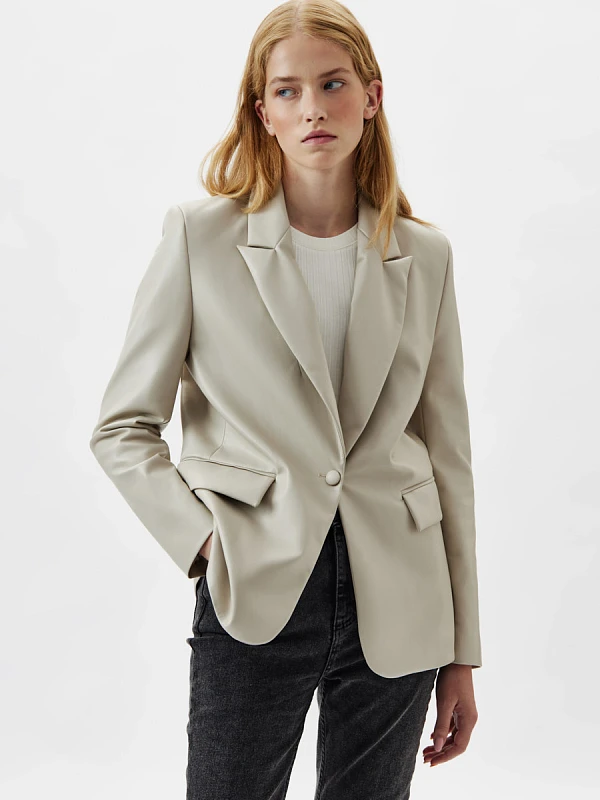 Однобортный удлиненный жакет из экокожи