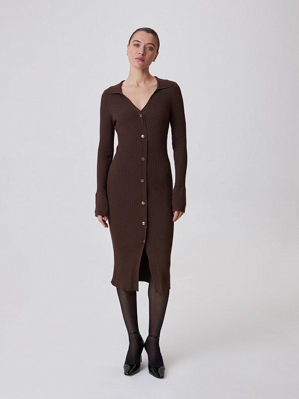 Трикотажное платье с разрезом